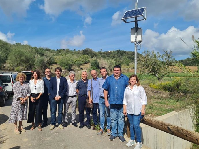 Visita de la consellera de Presidencia, Mercedes Garrido (a la derecha en la foto) a la estación hidrométrica de Sant Lloren.