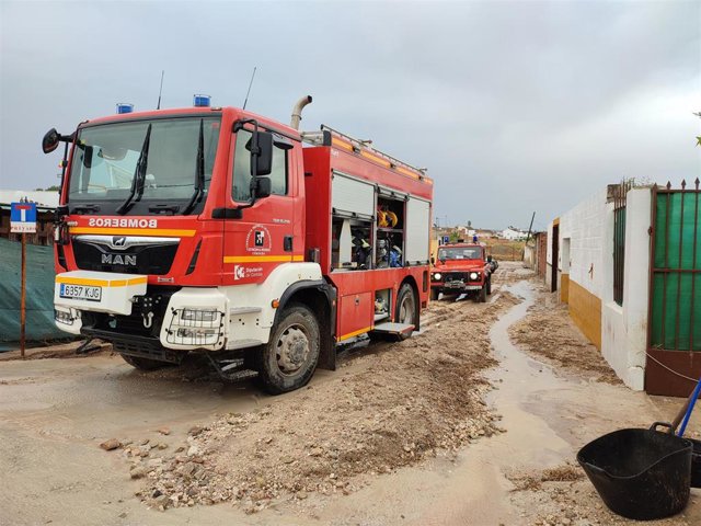Dispositivo de limpieza y seguridad en Navas del Selpillar a raíz de una tormenta registrada a primera hora de este lunes.