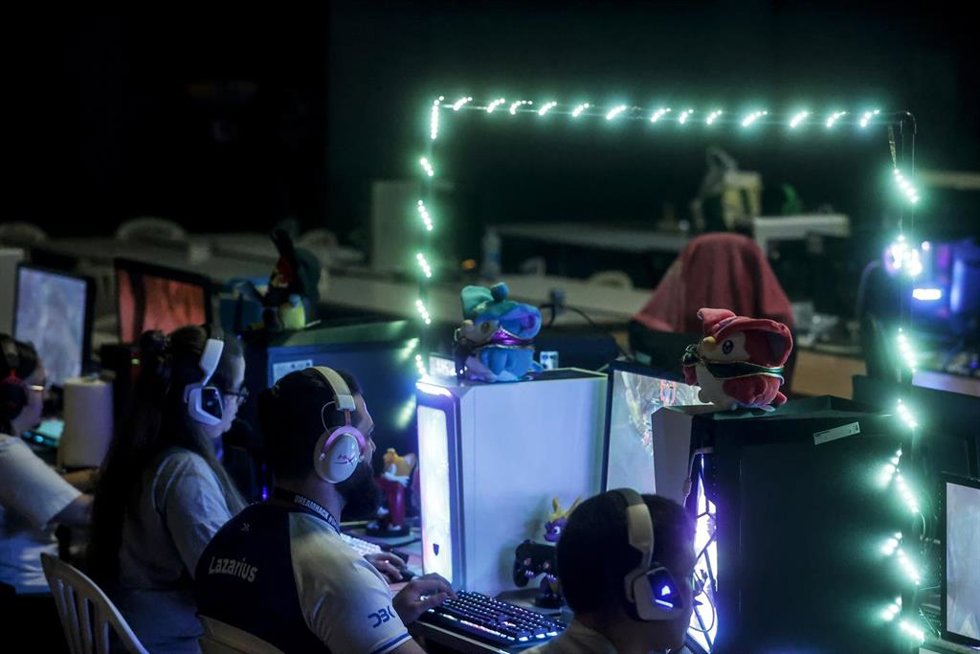 Archivo - Varias personas con ordenadores en la décima edición de DreamHack, en el Foro centro Feria Valencia (archivo)