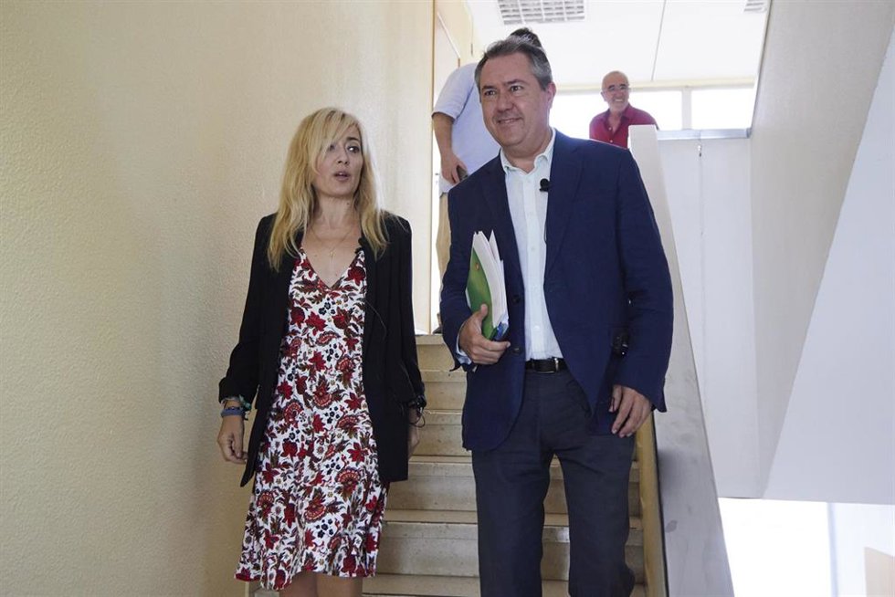 El secretario general del PSOE-Andalucía, Juan Espadas, y la secretaria general de UGT en Andalucía, Carmen Castilla, este lunes en Sevilla.  
