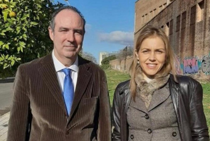 Jaime Bretón, comisionado del Polígono Sur, y Cristina Peláez, portavoz municipal de Vox en el Ayuntamiento de Sevilla.