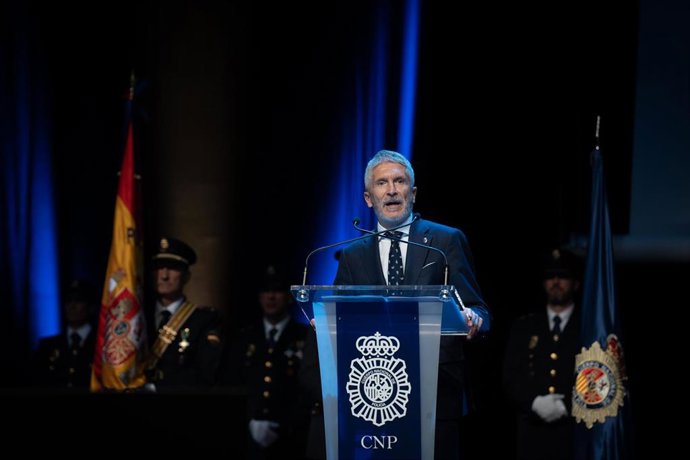 El ministro de Interior, Fernando Grande-Marlaska, interviene en el acto por el Día de la Policía Nacional, a 10 de octubre de 2022, en Barcelona, Catalunya (España).