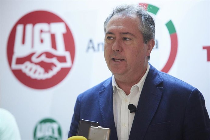 El secretario general del PSOE de Andalucía y Portavoz del Grupo Parlamentario Socialista, Juan Espadas, atiende a los medios de comunicación antes de la reunión para analizar el Proyecto de Presupuestos Generales del Estado 2023, a 10 de octubre de 202