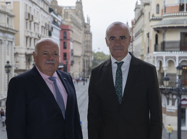 El presidente del Parlamento, Jesús Aguirre (i), junto al alcalde de Sevilla, Antonio Muñoz (d). A 10 de octubre de 2022, en Sevilla (Andalucía, España).