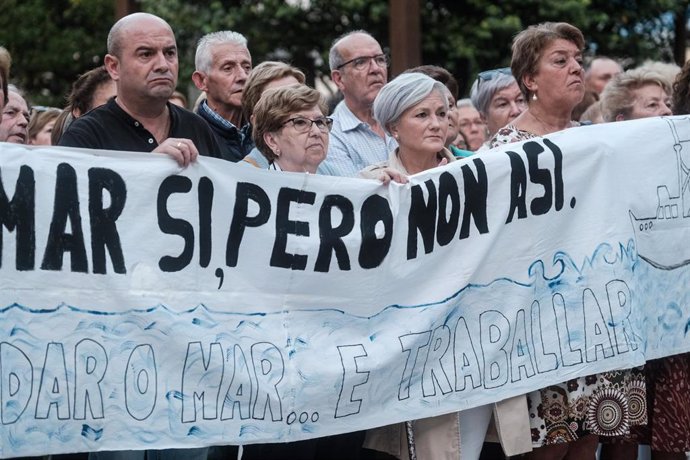 Un grupo de persoas protesta contra o veto á pesca na praza do Concello, a 8 de outubro de 2022, en Ribeira, A Coruña, Galicia (España). 