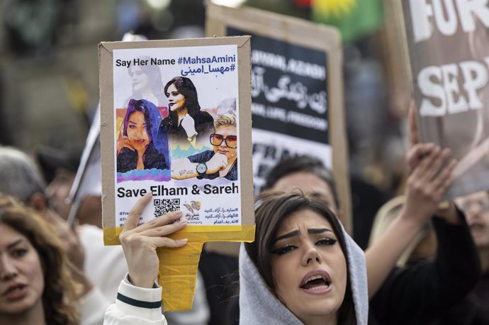 08 October 2022, Hessen, Frankfurt/Main: A demonstrator holds a sign reads "Say her name #Mahsa Amini" during a rally at Rossmarkt against the political regime in Iran following the death of Mahsa Amini, who died in police custody in Iran. Photo: Boris 