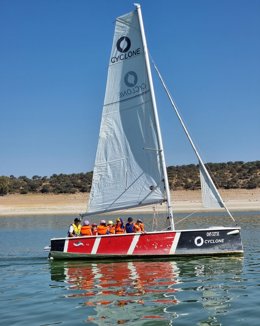 Jóvenes de la provincia de Cáceres participan en cursos de vela y windsurf gratuitos del programa 'A toda vela'