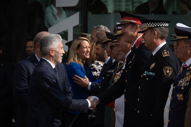 El ministre d'Interior, Fernando Grande-Marlaska, saluda el comissari en cap dels Mossos d'Esquadra, Josep Maria Estela