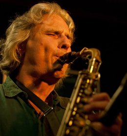 Archivo - El saxofonista valenciano Perico Sambeat en una imagen de archivo