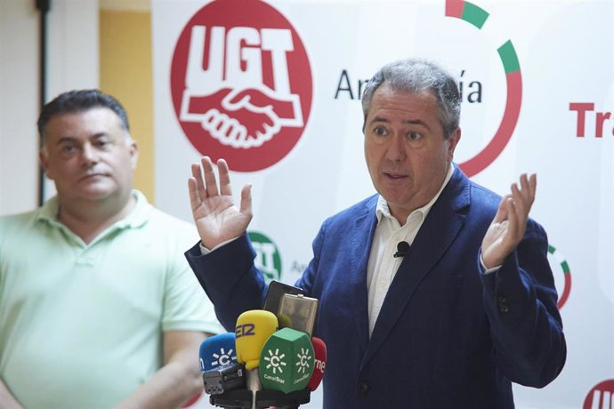 El secretario general del PSOE de Andalucía y Portavoz del Grupo Parlamentario Socialista, Juan Espadas, atiende a los medios de comunicación antes de la reunión para analizar el Proyecto de Presupuestos Generales del Estado 2023, a 10 de octubre de 202