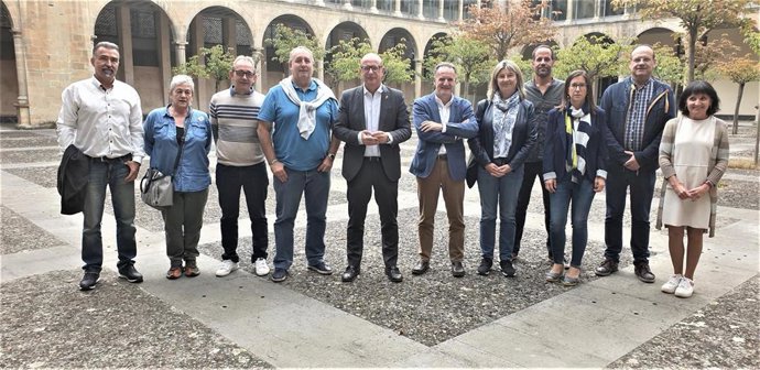 El consejero de Educación, Carlos Gimeno, y el director general de Formación Profesional, Tomás Rodríguez, junto a representantes de las siete organizaciones.