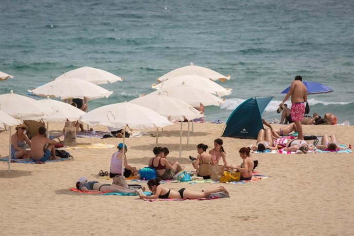Archivo - Banyistes a la platja del Bogatell