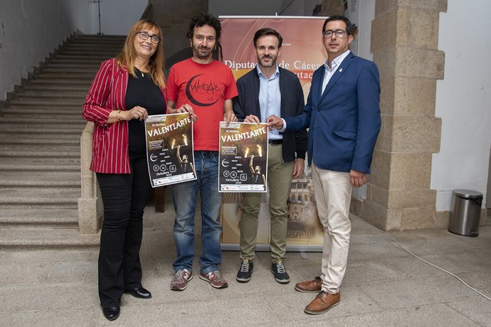 La directora del Cemart, Toni Álvarez, el diputado de Cultura, Fernando Grande, y el alcalde de Valencia de Alcántara, Alberto Piris, junto al organizador del festival 'Valentiarte', Ramón Aranguren