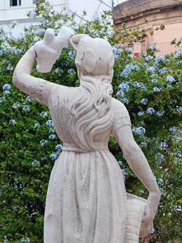 Cultura inicia los trabajos de restauración de las esculturas de África y Asia de los jardines de Parcent