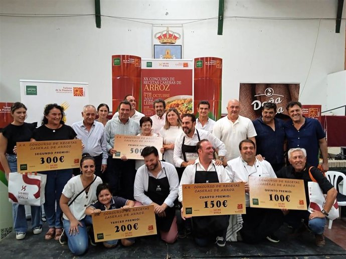 Foto de familia tras el concurso de recetas de arroz de la Diputación de Sevilla en colaboración con el Ayuntamiento de Lebrija.
