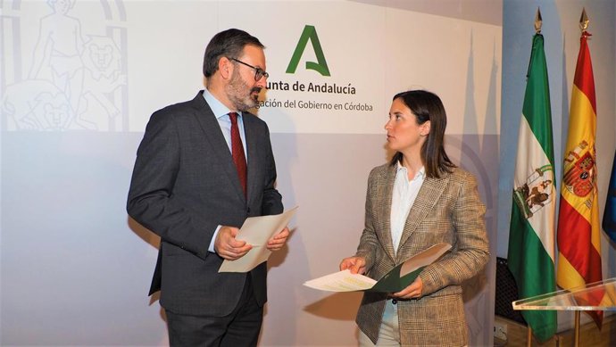El delegado del Gobierno andaluz en Córdoba, Adolfo Molina, y a la delegada territorial de Fomento, Articulación del Territorio y Vivienda, Cristina Casanueva.