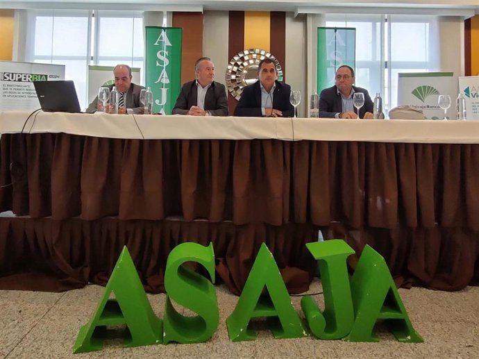 Mesa de participantes en la jornada informativa de Asaja sobre la PAC con la presencia del presidente autonómico de la opa, Donaciano Dujo, segundo por la izquierda, en Salamanca.