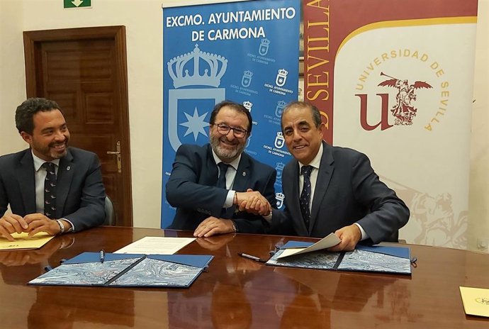 El alcalde de Carmona, Juan Ávila, y el rector de la Universidad de Sevilla, Miguel Ángel Castro.