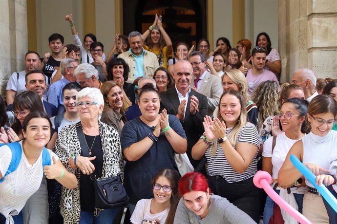 El alcalde de Sevilla, con los convocantes del acto conmemorativo por el Día Mundial de la Salud, a las puertas del Ayuntamiento.