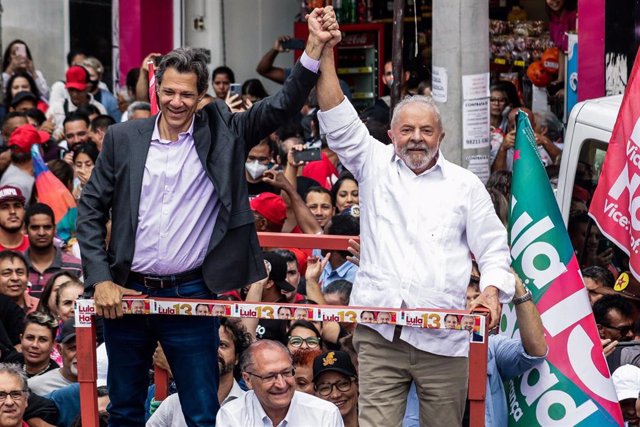Lula confía en que los apoyos de Gomes y Tebet le darán la victoria con más ventaja que en primera vuelta El expresidente de Brasil Luiz Inácio Lula da Silva y el candidato a gobernador de Sao Paulo, Fernando Haddad.