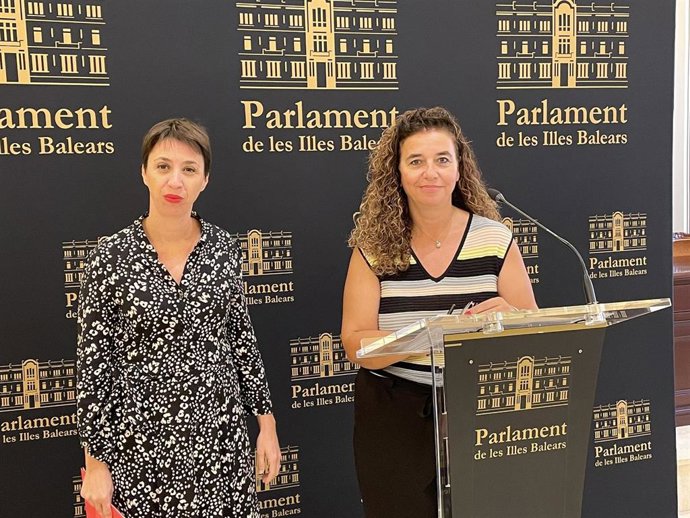 Las diputadas del PSIB Sílvia Cano y Pilar Costa.