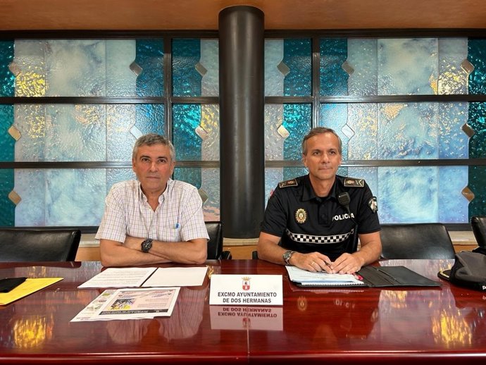 El delegado de Movilidad de Dos Hermanas y el máximo responsable de la Policía Local presentan el dispositivo de la Romería de Valme.