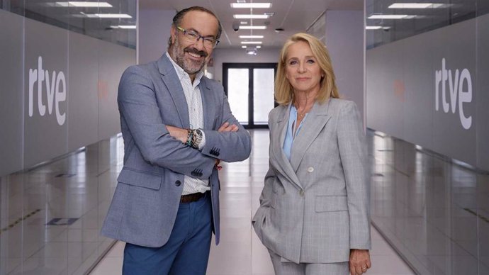 La 2 ha presentado 'Encuentros', un programa de entrevistas a personalidades del mundo de la cultura dirigido por la nueva presidenta interina del Consejo de Administración de RTVE, Elena Sánchez, copresentadora junto a Jesús Marchamalo.