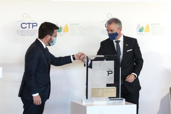 Archivo - El presidente de la Generalitat, Pere Aragons (i), y el Lehenkadari, Íñigo Urkullu