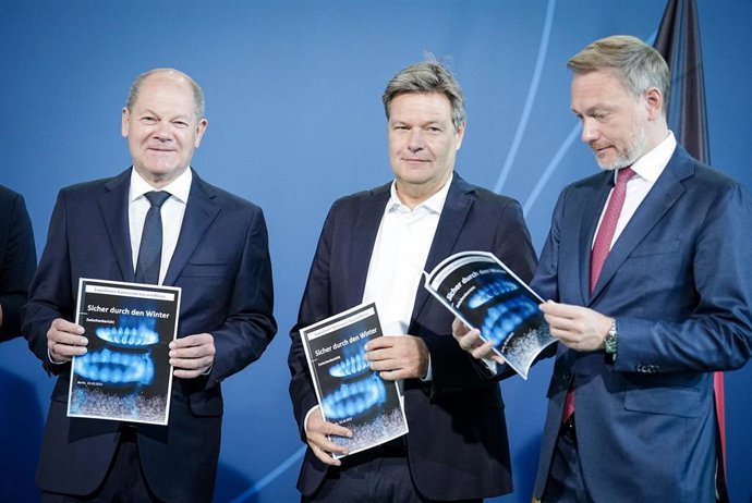 10 October 2022, Berlin: (L-R) German Chancellor Olaf Scholz, German Economy Minister Robert Habeck, and German Finance Minister Christian Lindner, hold the report containing the proposal of the Independent Commission for Natural Gas and Heat. Photo: Ka