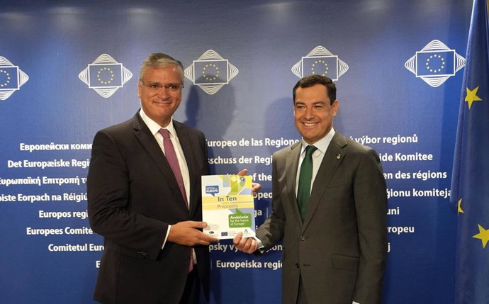 El presidente de la Junta de Andalucía, Juanma Moreno (d.), entrega al presidente del Comité de las Regiones de la UE, Vasco Cordeiro, el decálogo con las aportaciones andaluzas a la Europa del futuro