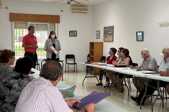 El alcalde de Adra, Manuel Cortés, visita uno de los 'Talleres de memoria' para personas mayores.