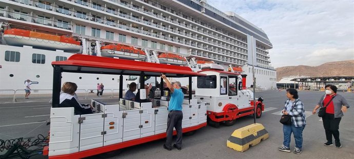 Turistas del crucero Riviera hacen escala en Almería