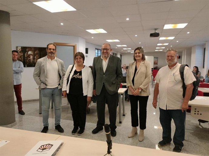 Responsables nacionales, regionales y provinciales de CCOO y el rector de la UCO (centro), en la inauguración de las jornadas organizadas por el sindicato.