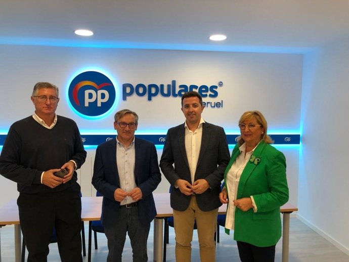 El presidente del PP Teruel Joaquín Juste con el diputado al Congreso Alberto Herrero y los senadores Carmen Pobo y Manuel Blasco.