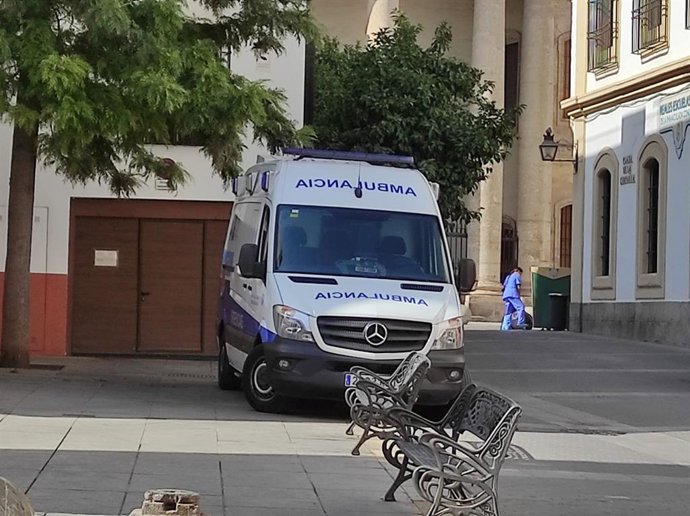 Una ambulancia en la Plaza de la Compañía de Córdoba.