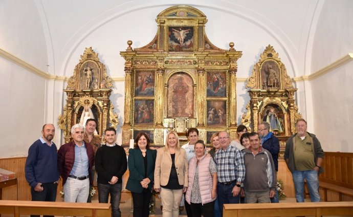 Visita al retablo rehabilitado en la iglesia de Villálvaro, en Soria.