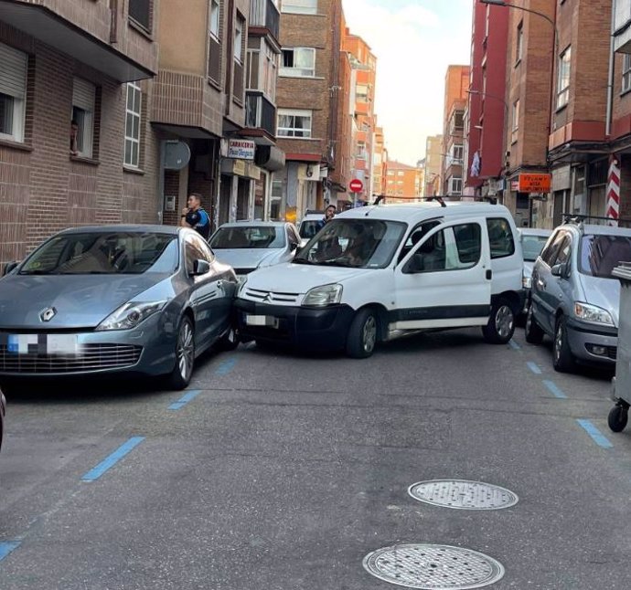 Colisión de una furgoneta contra varios vehículos estacionados en Valladolid.