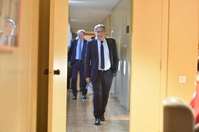 El consejero de Servicios Sociales y Gobernanza Pública, Pablo Rubio, se dirige a la Comisión de Presupuesstos del Parlamento