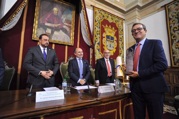 El investigador Ignacio Aguaded recibe el Premio Iberoamericano de Comunicación en Asturias.