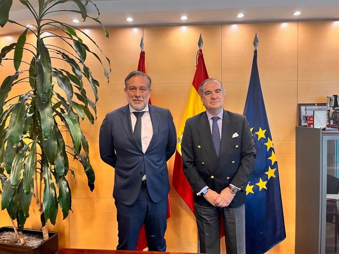 El consejero de Presidencia, Justicia e Interior, Enrique López, l y el decano del ICAM, José María Alonso.