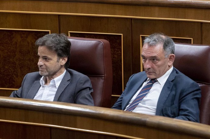 Archivo - El presidente del grupo confederal Unidas Podemos, Jaume Asens (i) y el dirigente de IU, Enrique Santiago (d), durante una sesión plenaria en el Congreso de los Diputados, a 9 de junio de 2022, en Madrid (España).