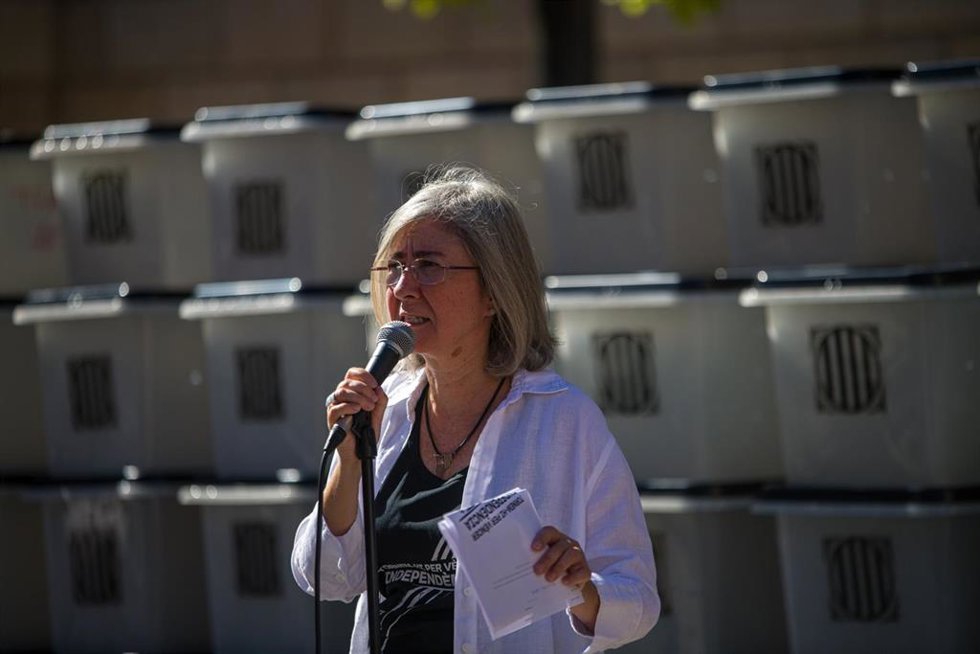 La presidenta de la Asamblea Nacional Catalana (ANC), Dolors Feliu, interviene delante de las urnas que han colocado en un acto simbólico de la ANC, en Plaza Sant Jaume, a 1 de octubre de 2022, en Barcelona, Cataluña (España). Este acto conmemora el 5