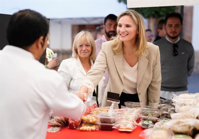 La consejera de Medio Ambiente, Vivienda y Agricultura, Paloma Martín, visita el mercado itinerante instalado en San Agustín de Guadalix