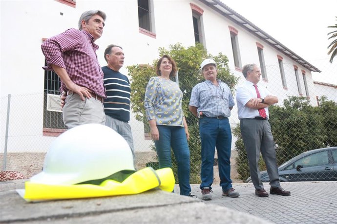 Eva Contador y Salvador Fuentes en la visita al Centro de Emergencia Habitacional.