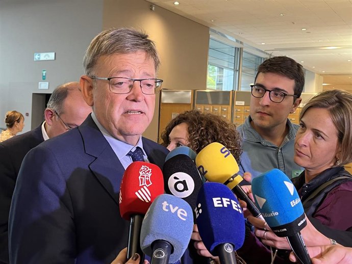 Ximo Puig atiende a los periodistas en el Parlamento Europeo