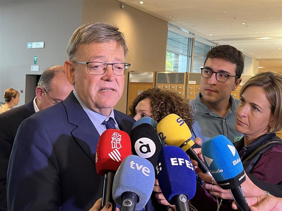 Ximo Puig atiende a los periodistas en el Parlamento Europeo