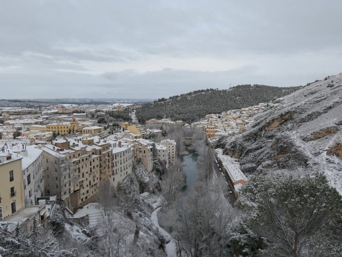Archivo - Panorámica del Casco Histórico de Cuenca nevado
