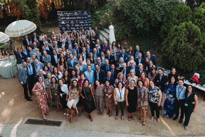 Foto de familia de antiguos alumnos de la promoción de ETEA 91-96 durante la celebración del 25 aniversario de su graduación.