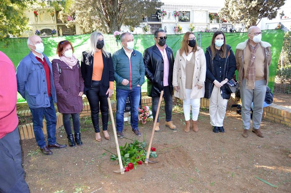 Archivo - Inicio de los trabajos de la apertura de las fosas comunes en el cementerio de San Juan del Puerto. Archivo. 