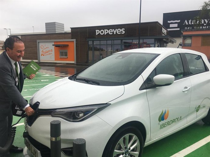 Nuevas dependencias para recarga de coches eléctricos en el parque comercial Atalaya del Tormes en Salamanca.